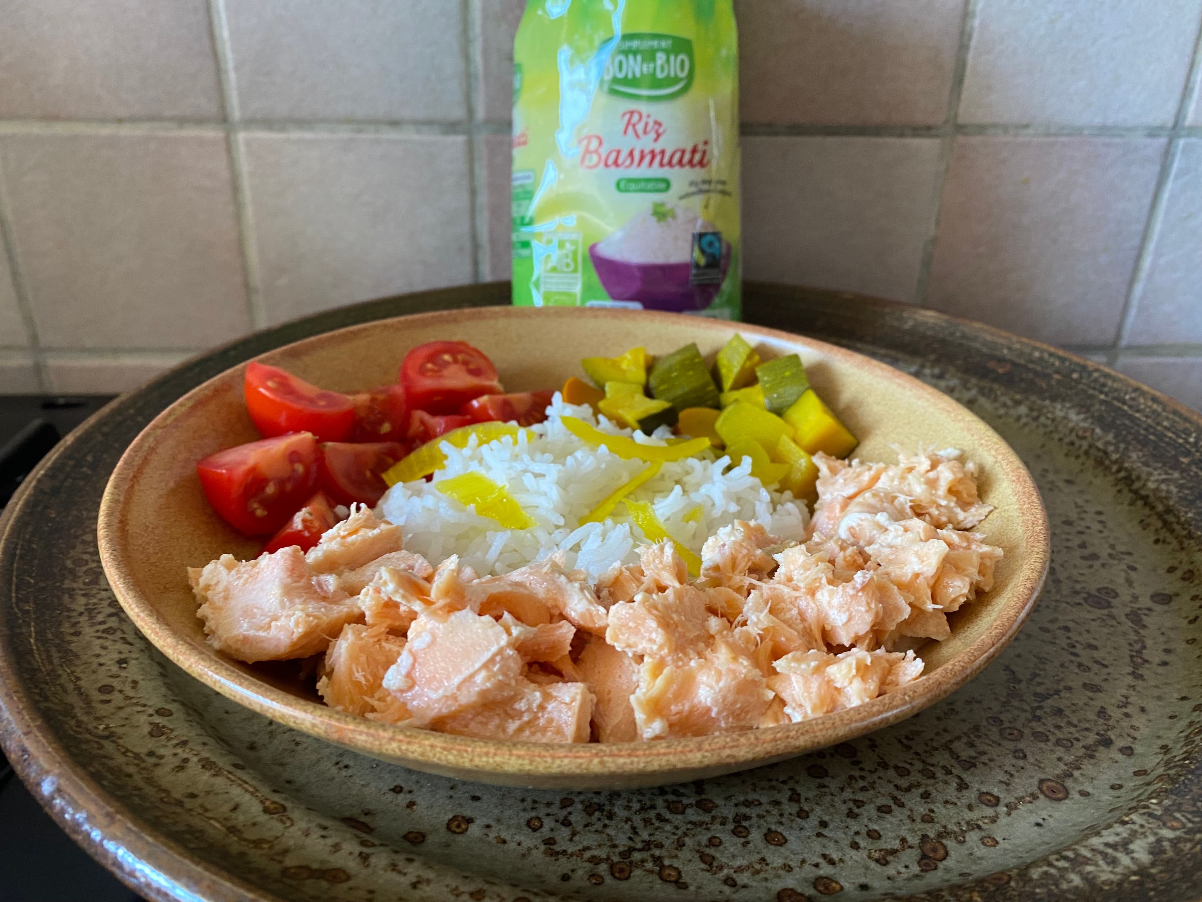 Riz basmati ( bon et Bio ) au saumon avec tomates et pickles de courgettes .